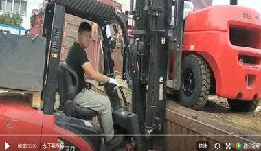 叉车卸叉车，小块头大力气